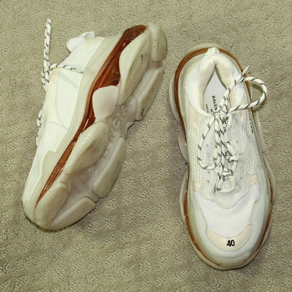 Balenciaga Unisex Mens 7 /Wm 9 Triple S White Low Top Round Toe Lace-Up Sneakers